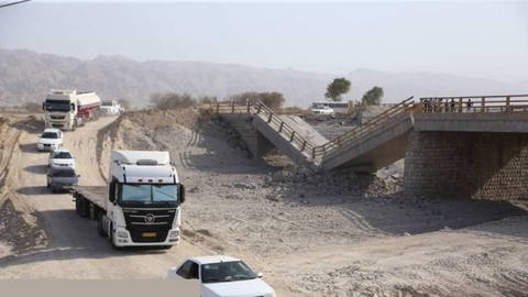 👉 An image of the Bandar Abbas Road Bridge in Rodan during the attack and now