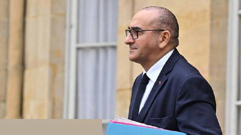 رئیس‌جمهور فرانسه، امانوئل مکرون، استعفای وزیر کشور لورن نونه‌ز را رد کرد