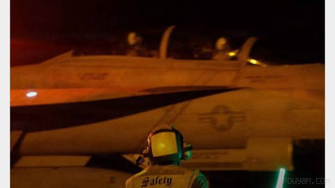 📷 פיקוד המרכז של ארצות הברית "סנטקום" פרסם תמונות של מלחים אמריקאים המכוונים מטוס קרב "סופר הורנט" על סיפון טיסה של נושאת המטוסים…