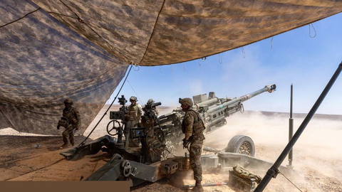 نیروهای ارتش آمریکا در خاورمیانه تمرین توپخانه با هاویتزر M777 انجام دادند