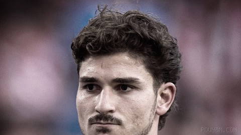👀 Facial expression reveals everything: the intriguing transformation of Julián Álvarez in photoshoots during his 3 years at Atlético Madrid, which has become the subject of many online jokes…