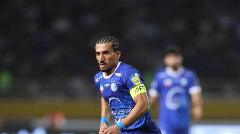 A decision that came too late; ❗🔵 Harandani’s unsuccessful attempt to calm the sidelines of the derby of Saleh Harandani after an argument with Yaser Asani over penalties…