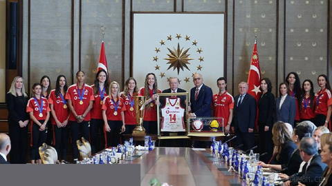 Turkish President Recep Tayyip Erdogan receives Türkiye’s women’s