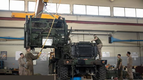 ABD Deniz Piyadeleri, Orta Doğu’ya konuşlanma sırasında bir topçu roket sistemi (HIMARS) cihazının güç aktarım sistemini (şanzıman/gearbox) değiştiriyor …