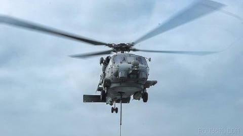 A MH-60R Seahawk helicopter delivers equipment and supplies to the U.S. guided-missile destroyer USS Mason (DDG 87) in the Arabian Sea.