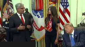 Yellow head fell asleep during the meeting in front of many officials and American journalists