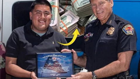 A U.S. man found an amount of money worth 135,000 dollars (equivalent to 25 billion tomans) and handed it to the police; the police also gave him a $500 reward for this