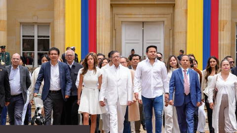 Gustavo Petro görev süresinin son gününde son kez devlet binası avlusunda hızlı bir yürüyüş yaptı