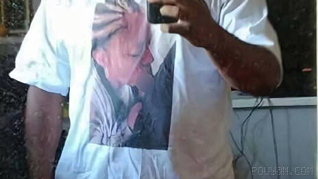 ⏺In the US, a man catches his girlfriend’s boyfriend cheating, prints the girlfriend’s bra-strapping photo on his T-shirt as revenge, and goes to the girl’s workplace