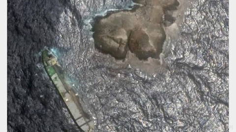 سازمان بین‌المللی دریانوردی از نشت گسترده نفت از نفتکش به گل نشسته