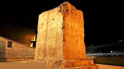❗😡 Dün gece, Sasaniler dönemine dayanan bu antik Khorramabad yazıtının üzerine bazı alçaklar sprey boya ile yazı yazdı...