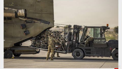 📷US Central Command, CENTCOM, releases a photo of crew members of a Chinook helicopter