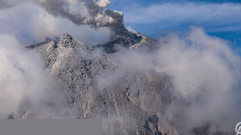 🌋 Volcanic ash from Indonesia’s Anak Krakatau forces temporary closure