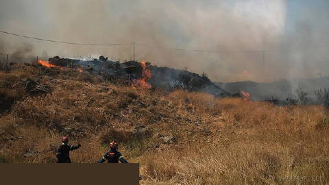 🔥 More than 150 firefighters battle a large wildfire near Konitsa in
