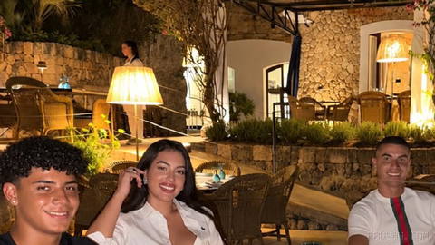 🔻Georgina Rodríguez, Cristiano Ronaldo’s wife, was busy talking with followers during a private flight