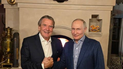 Vladimir Putin, eski Alman Başbakan Gerhard Schroeder ile görüştü