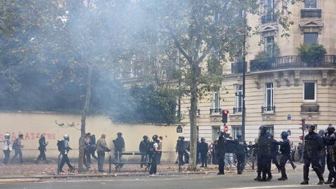 پلیس فرانسه علیه تظاهرکنندگان از گاز اشک‌آور استفاده کرده است؛ یک خبرنگار تی‌ای‌اس‌اس گزارش می‌دهد.