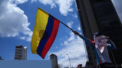 Protestocular Kolombiya’nın Bogota kentinde Ulusal Müzesi dışında ikinci gündür polisle çatışıyor