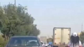 ⏺❗Viral bir video, bir motor kullanan kız çocuğunu taciz eden, kimsenin umurunda olmayan ve hiç utanma bilmeyen bir kişinin—mahalle sakinlerinin babasının—orada bulunduğunu gösteriyor